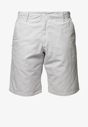 Shorts en coton gris clair avec une coupe droite, dotés d'une fermeture par bouton, de passants pour ceinture et de poches latérales. Texture lisse, détails minimalistes.