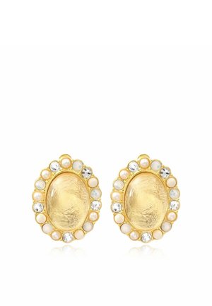 Boucles d'oreilles ovales en or bordées de petites perles alternées et de pierres précieuses transparentes sur fond blanc.