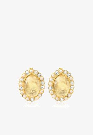 Boucles d'oreilles ovales en or bordées de petites perles alternées et de pierres précieuses transparentes sur fond blanc.