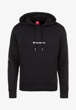 Zwarte hoodie gemaakt van een katoenmix, met een voorzak, capuchon met trekkoord en een wit "New Balance" logo op de borst en mouw.