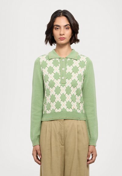 Maglione verde chiaro con collo a collare, caratterizzato da un motivo a diamante bianco e verde scuro, maniche lunghe e design corto.