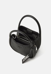 Borsa a tracolla in pelle intrecciata nera con due manici sottili, chiusura con zip e scomparti interni. Dotata di un piccolo cartellino e superficie texturizzata.