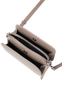Svetlo taupe kožená crossbody taška s väzobným oddelením, zacvakávacím uzáverom a nastaviteľným popruhom, s hladkou textúrou a minimalistickým dizajnom.
