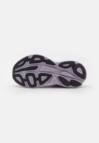La suola della scarpa presenta un design in gomma nera testurizzata con un intersuola di colore lilla, che mette in mostra vari modelli di gomma per una migliore aderenza.