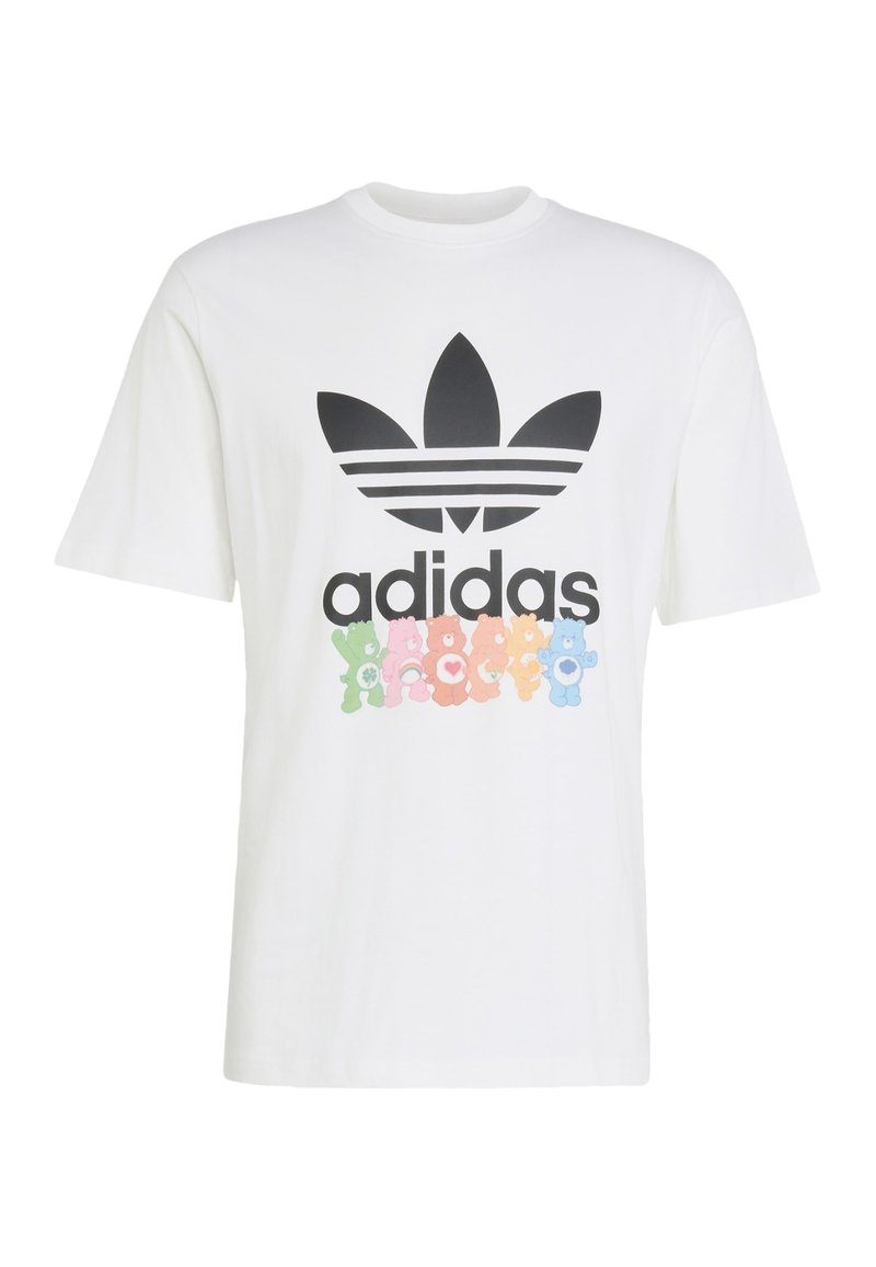 Weißes T-Shirt mit großem schwarzem Adidas-Logo und sechs bunten Care Bears, die unter dem Text vorne stehen.