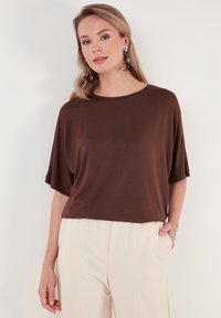 LELA LOOSE FIT - Jednoduché tričko - brown