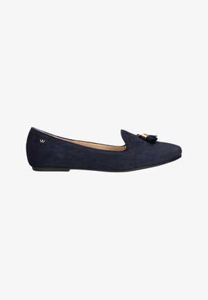 Zapato plano de ante azul marino con punta puntiaguda, con un pequeño detalle dorado y un tassel decorativo. Interior acolchado para mayor comodidad.