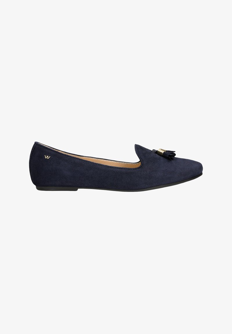 Chaussure plate en daim bleu marine avec un bout pointu, ornée d'un petit détail doré et d'un pompon décoratif. Intérieur rembourré pour plus de confort.