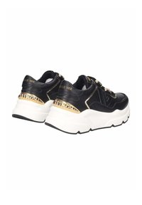 Sneaker in pelle nera con suole in gomma bianca, caratterizzati da dettagli dorati, pannelli testurizzati e un design del tallone prominente con punte.