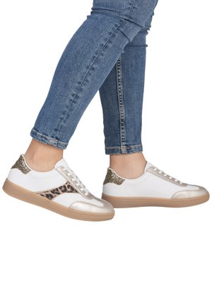 Weiße Turnschuhe mit einem Leopardenmuster-Element, metallisch goldenen Akzenten und glitzerndem grauem Fersendetail. Gummisohle und Schnürdesign.