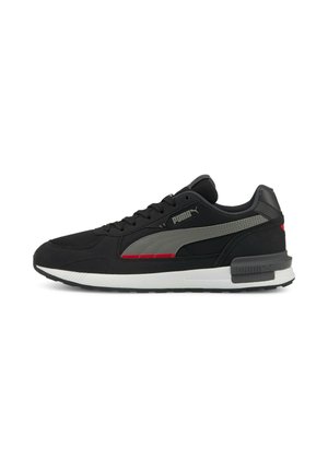 Zapatos deportivos negros con parte superior de malla, acentos plateados y detalles rojos. Diseño ligero con un cuello acolchado y suela blanca.