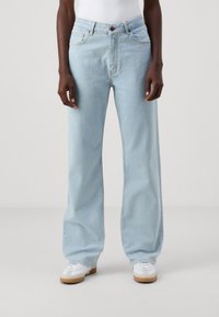 Jeanși largi de culoare bleu deschis, realizați din denim, având talie înaltă, cusături decorative și un design clasic cu cinci buzunare. Finalizați cu un sistem de închidere cu button.