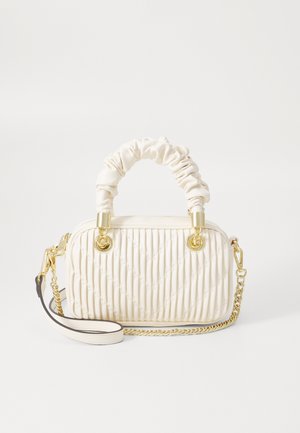 Sac en crème matelassé avec une poignée froncée, quincaillerie dorée et une bandoulière chaîne détachable. Texture lisse avec des détails en motif de diamant.