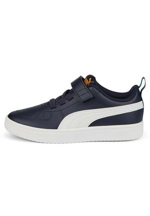 Sneakers sintetici blu navy con accenti bianchi, un cinturino in Velcro, punta forata e suola testurizzata. Presentano una linguetta verde sul tallone.