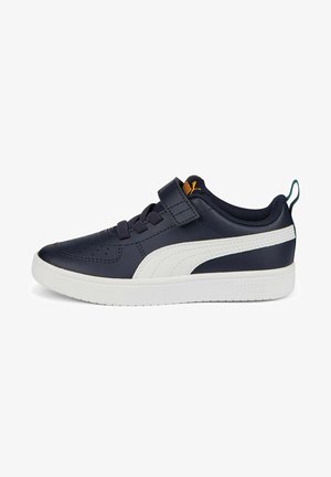 Sneakers sintetici blu navy con accenti bianchi, un cinturino in Velcro, punta forata e suola testurizzata. Presentano una linguetta verde sul tallone.