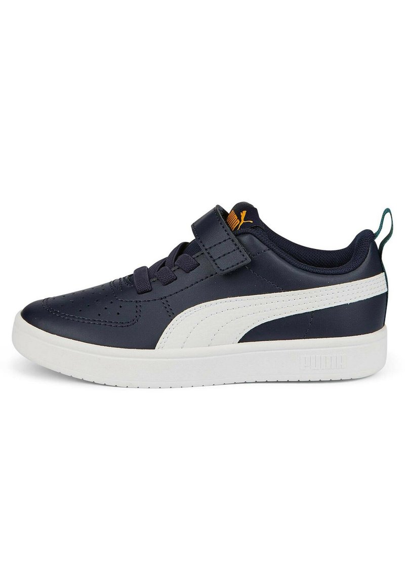 Sneakers sintetici blu navy con accenti bianchi, un cinturino in Velcro, punta forata e suola testurizzata. Presentano una linguetta verde sul tallone.