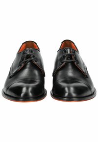 Scarpe in pelle nera con finitura liscia, punta tonda e interno arancione a contrasto. Presentano un tradizionale design con lacci e una suola robusta.