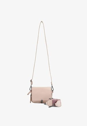 Bolso bandolera de color rosa claro, hecho de cuero suave, con cierre de solapa, correa ajustable y acentos decorativos de hardware.