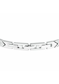 Bracciale in metallo argento con collegamenti intrecciati, accentuazioni testurizzate e finitura lucida. Presenta un logo del brand inciso su un anello.