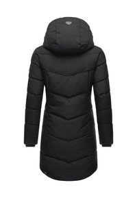 Vadderad svart vinterkappa med huva. Har sicksack-sömmar, långa ärmar och en något insvängd midja. Texturerad tygfinish.