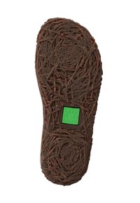 Brązowa gumowa podeszwa buta z teksturowanym, słomkowym wzorem. Zawiera zielone logo żaby w kwadracie blisko podstawy. O okrągłym kształcie z zaokrąglonymi krawędziami.