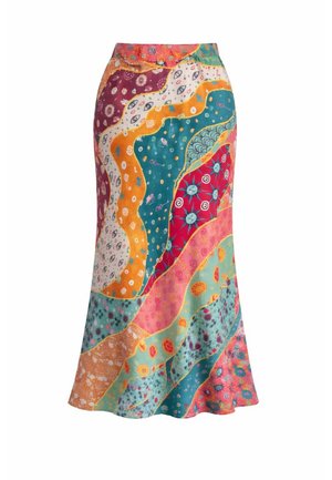 Longue jupe avec des motifs abstraits et floraux multicolores en sections ondulées orange, turquoise, rose, rouge et violet sur fond blanc.
