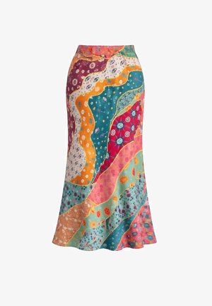 Pikk seelik mitmevärviliste abstraktsete ja lillemustritega lainelistes sektsioonides – oranž, türkiissinine, roosa, punane ja lilla valgel taustal.