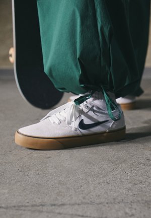 Nike SB CHRON UNISEX - Zapatillas - white/obsidian/white/light brown/black