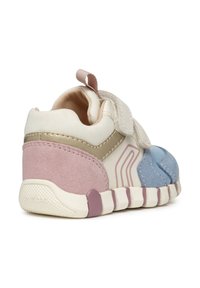 Sneaker multicolore che presenta una combinazione di materiali in suede e sintetici, con un design rosa, blu e crema, e una chiusura con strap in velcro.
