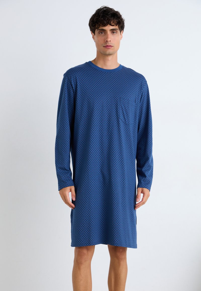 Chemise de nuit à manches longues en bleu avec un motif en diamant texturé, fabriquée en tissu doux, dotée d'un col rond et d'échancrures sur les côtés pour faciliter les mouvements.