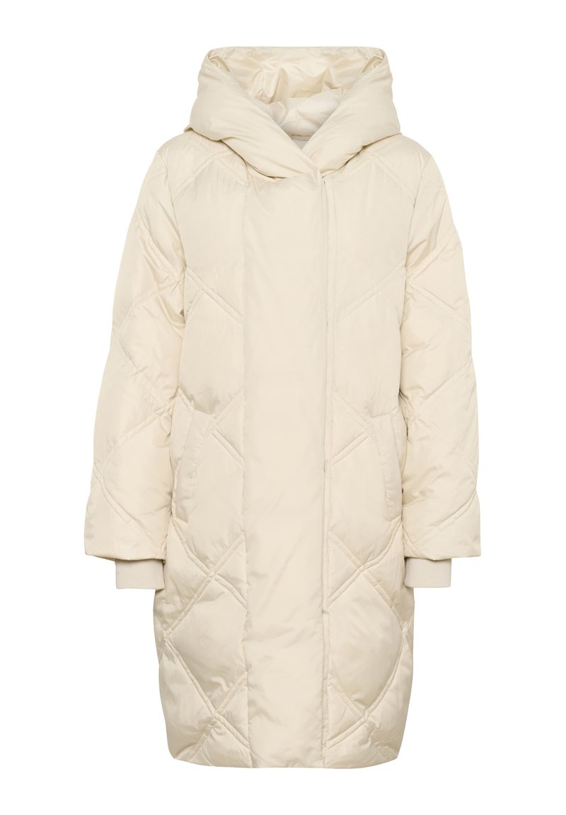 Manteau matelassé beige clair avec une grande capuche, des manches longues, des poches latérales et des poignets côtelés. Présente une coupe droite et une texture lisse.