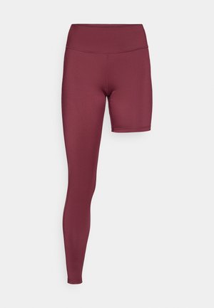 Weinrote Leggings mit hohem Bund und einem Schnitt bis zur Mitte des Oberschenkels an einer Seite. Glatter, dehnbarer Stoff mit elegantem Design.