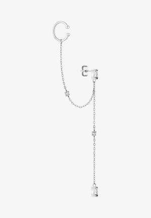Boucles d'oreilles en chaîne argentée reliées par de petites pierres précieuses claires, avec un anneau et un clou ornés de détails suspendus en chaîne.