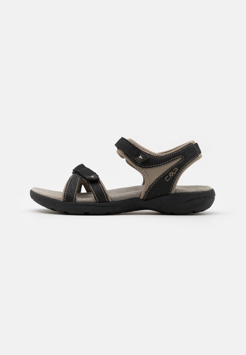 Svarta och beige sandaler med två justerbara remmar, texturerat ovandelsmaterial, vadderad sula och en böjd gummisole.