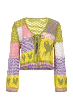Hæklet cardigan med lange ærmer med patchwork-design i grøn, gul, pink, lilla og hvid, med hjerter og fuglemotiv og frontbindelukning.