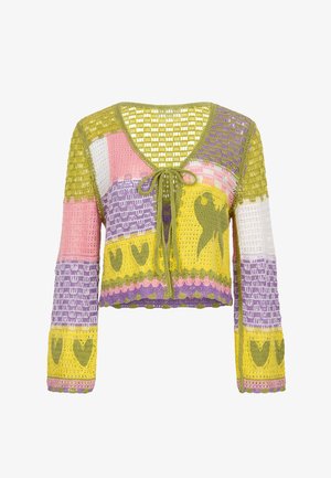 Hæklet cardigan med lange ærmer med patchwork-design i grøn, gul, pink, lilla og hvid, med hjerter og fuglemotiv og frontbindelukning.