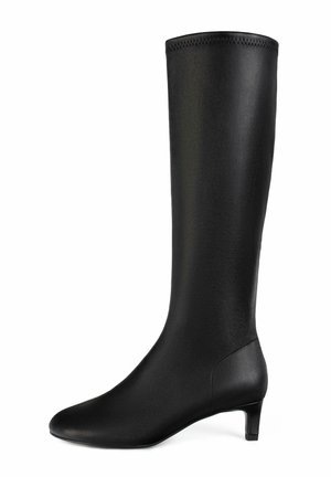 Sort knæhøj støvle lavet af glat læder, med spidse tæer og en lav, klodset hæl med diskret syning langs den øverste kant.