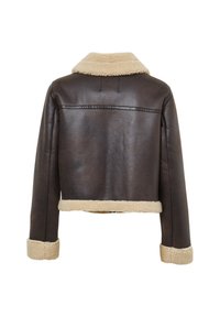 Giacca cropped in pelle marrone con colletto e polsini in shearling beige. Presenta linee pulite e cuciture sottili sul retro.