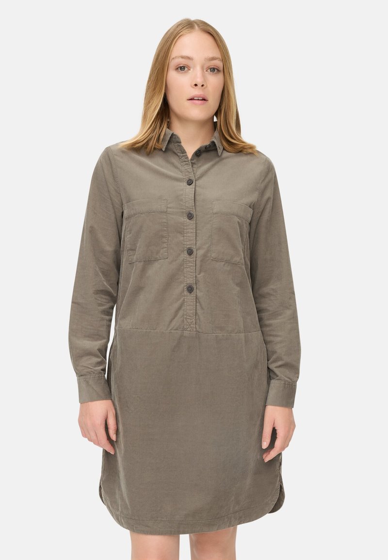 Robe chemise vert olive en mélange de coton, dotée d'une fermeture à boutons sur le devant, de deux poches poitrine et de manches longues avec des poignets à boutons.