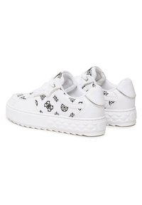 Baskets blanches avec des motifs géométriques noirs, dotées d'une semelle texturée, d'un laçage et d'un col rembourré pour plus de confort.