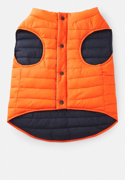 Gepolsterte Weste in leuchtendem Orange mit dunkelblauem Innenbereich, ausgestattet mit Druckknöpfen, großen Armausschnitten und gestepptem Material. Design mit geschwungenem Saum.