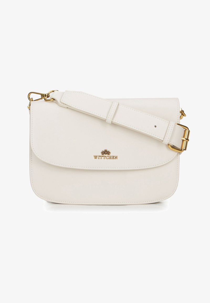 Borsa a tracolla bianca in pelle con pattina arrotondata, accessori dorati e tracolla regolabile. Presenta un logo impresso sul davanti. Texture liscia.