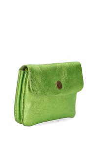 Cartera de cuero metálico verde con cierre de solapa, que cuenta con un botón a presión. Forma compacta y rectangular con sutil textura y detalles de costura.