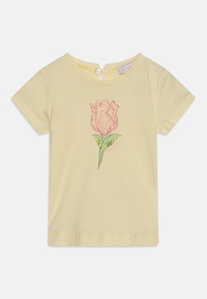 T-shirt giallo a maniche corte con un design di tulipano rosa e foglie verdi, arricchito da dettagli, realizzato in morbido cotone e con scollo rotondo.