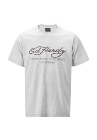 Camiseta de algodón gris con un escote redondo y mangas cortas. En el frente se muestra "Ed Hardy 7829 Melrose, Los Ángeles, California" en una tipografía negra.