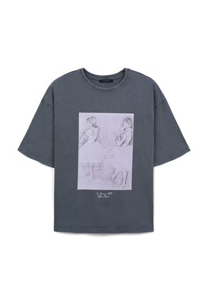 T-shirt grigio scuro con una schizzo di due ballerine in tutù, intitolato "Due danzatrici 1879" di Edgar Degas sul davanti.
