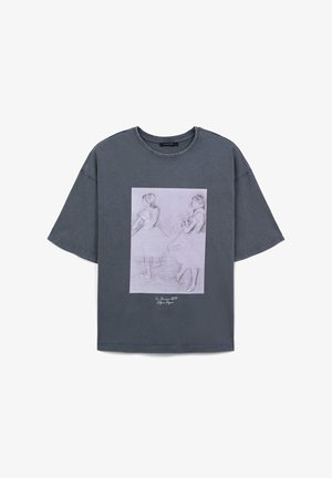 T-shirt grigio scuro con una schizzo di due ballerine in tutù, intitolato "Due danzatrici 1879" di Edgar Degas sul davanti.