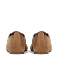 Kavana zamše slično obuvalo brez vezalk z nizkim profilom, zaobljenim zadnjim delom in čistim šivanjem. Mehka tekstura in minimalistična zasnova brez vidne opreme.