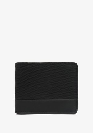 Črna dvojna denarnica z zgornjim delom iz teksturirane tkanine in spodnjim gladkim trakom, prikazana na belem ozadju.