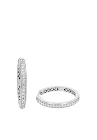 Orecchini a cerchio in argento con una finitura liscia e lucida, caratterizzati da una fila di pietre trasparenti e brillanti lungo un bordo e un design a intaglio dettagliato.